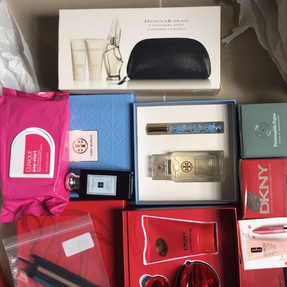 perfumes in men’s and women makeup an makeup bags - Picture 2 of 8